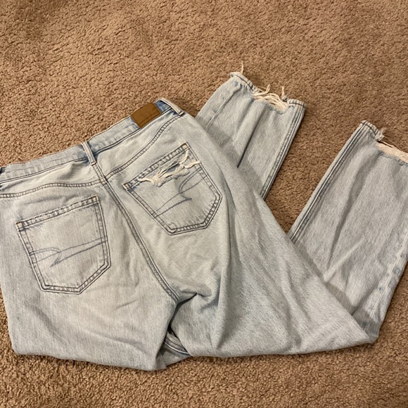 Light wash, straight leg, high waisted mom jeans - Picture 2 of 3